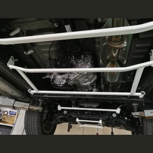  Barre anti-rapprochement 4 points Ultra Racing TOYOTA HILUX REVO 8TH GEN (AN120) 2.8D 2WD 2015+