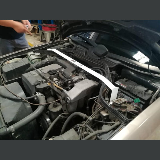  Barre anti-rapprochement Ultra Racing à 2 points MERCEDES-BENZ W210 E230 2.3 2WD 1996-2003