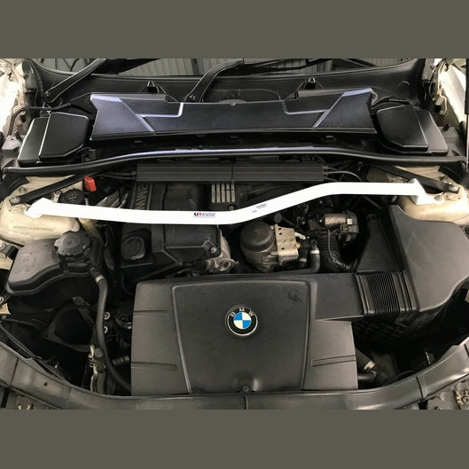  Barre anti-rapprochement Ultra Racing BMW E90 (320i) 2.0 2WD 2004-2013
