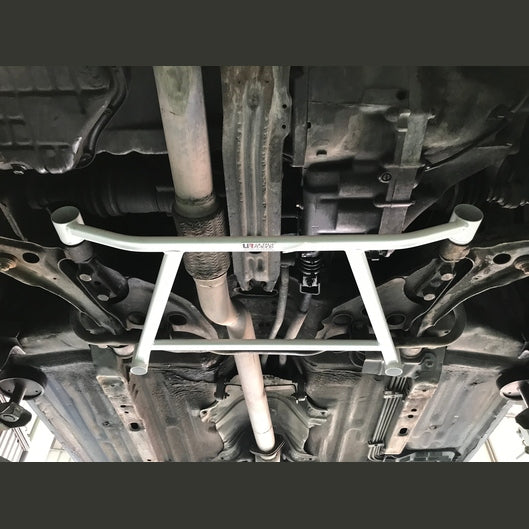 Barre anti-rapprochement avant en H à 4 points Ultra Racing NISSAN BLUEBIRD (U11) 1.8 2WD 1983-1987