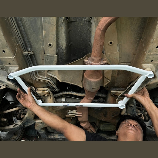  Barre anti-rapprochement avant en H à 4 points Ultra Racing NISSAN MURANO 1ST GEN (Z50) 2.5 2WD 2003-2007
