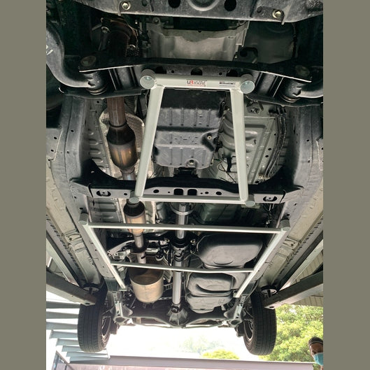  Barre anti-rapprochement avant inférieure à 4 points Ultra Racing TOYOTA INNOVA 2ND GEN (AN140) 2.0 2WD 2015+