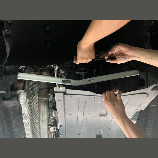  Barre anti-rapprochement inférieure avant Ultra Racing UR-LA2-4321 pour BMW X4