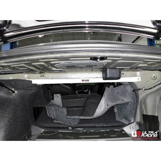  Barre anti-rapprochement supérieure arrière Ultra Racing 2P VOLKSWAGEN PASSAT B7 (TYP 3C) 2.0 TSI 2WD 2011-2015