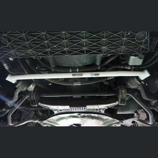  Barre de liaison inférieure avant à 2 points Ultra Racing BMW E60 (525i) 2.5 2WD 2003-2010