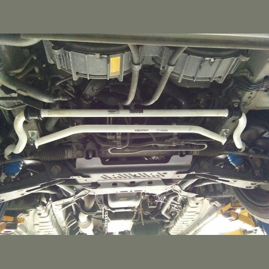  Barre de liaison inférieure avant à 2 points Ultra Racing TOYOTA HIACE 5TH GEN (H200) 2.0D 2WD MANUAL MT 2004-2019