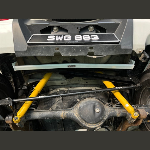  Barre de renfort inférieure arrière Ultra Racing UR-RT2-4384 pour TOYOTA HIACE