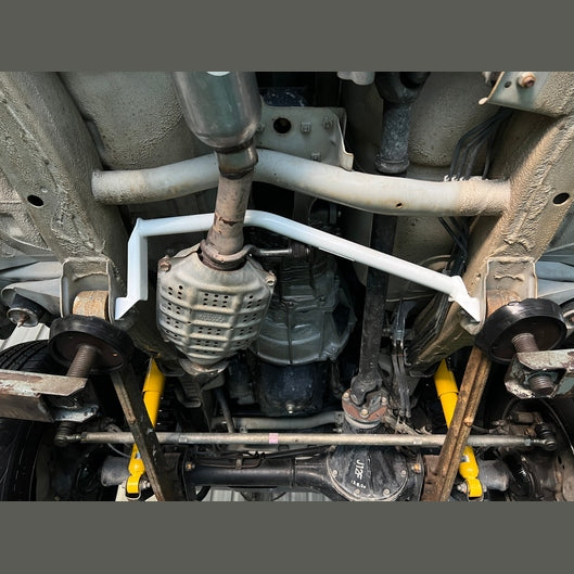  Barre de renfort inférieure avant Ultra Racing UR-LA2-4382 SUZUKI JIMNY