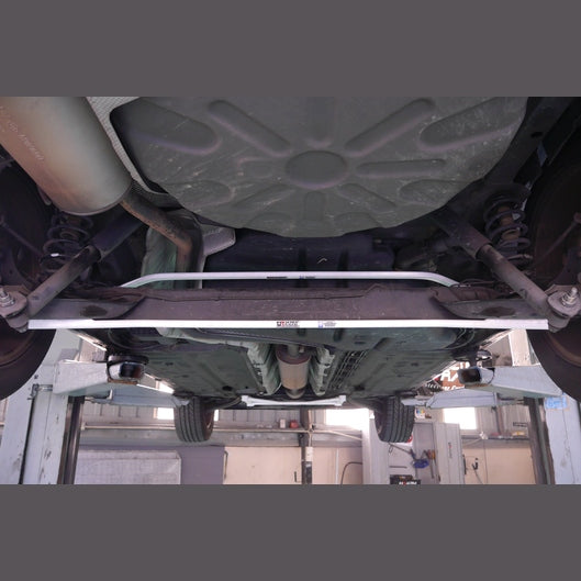  Barre inférieure arrière 2 points Ultra Racing RENAULT FLUENCE 2.0 2WD 2009-2020