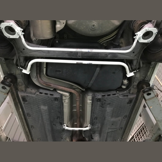  Barre inférieure arrière 2 points Ultra Racing VOLKSWAGEN POLO 5TH GEN MK5 (TYP 6R) 1.2 TSI 2WD 2010-2017