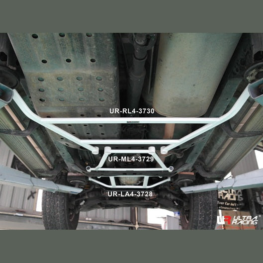  Barre inférieure arrière 4 points Ultra Racing TOYOTA HILUX SURF 3RD GEN (N180) 3.0D 4WD 1995-2002