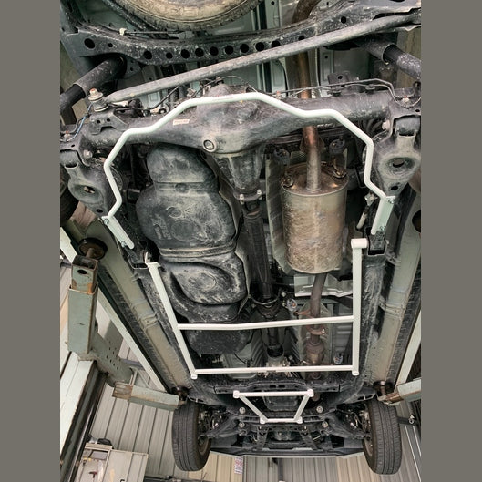  Barre inférieure arrière 4 points Ultra Racing TOYOTA INNOVA 2ND GEN (AN140) 2.0 2WD 2015+
