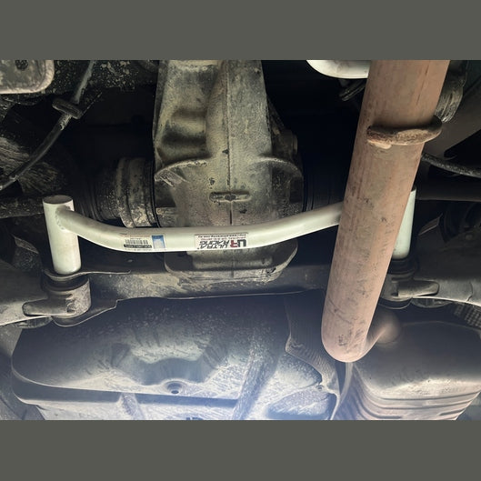  Barre inférieure arrière Ultra Racing 2P MERCEDES-BENZ W203 C200 2.0 2WD 2001-2007