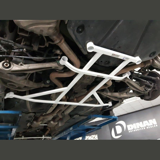  Barre inférieure arrière Ultra Racing 4P MERCEDES-BENZ W251 R63 6.3 V8 4WD 2005-2017