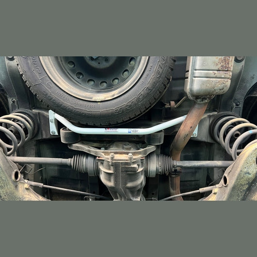  Renfort inférieur arrière Ultra Racing 2P MERCEDES-BENZ W639 VITO 3.0 2WD 2003-2014