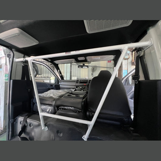  Ultra Racing UR-RO4-4355A TOYOTA HIACE Bar de salle Ultra Racing